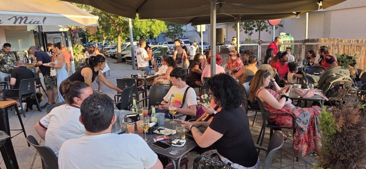 Clientes disfrutando de la fiesta de aniversario en la Pizzería Mama Mia