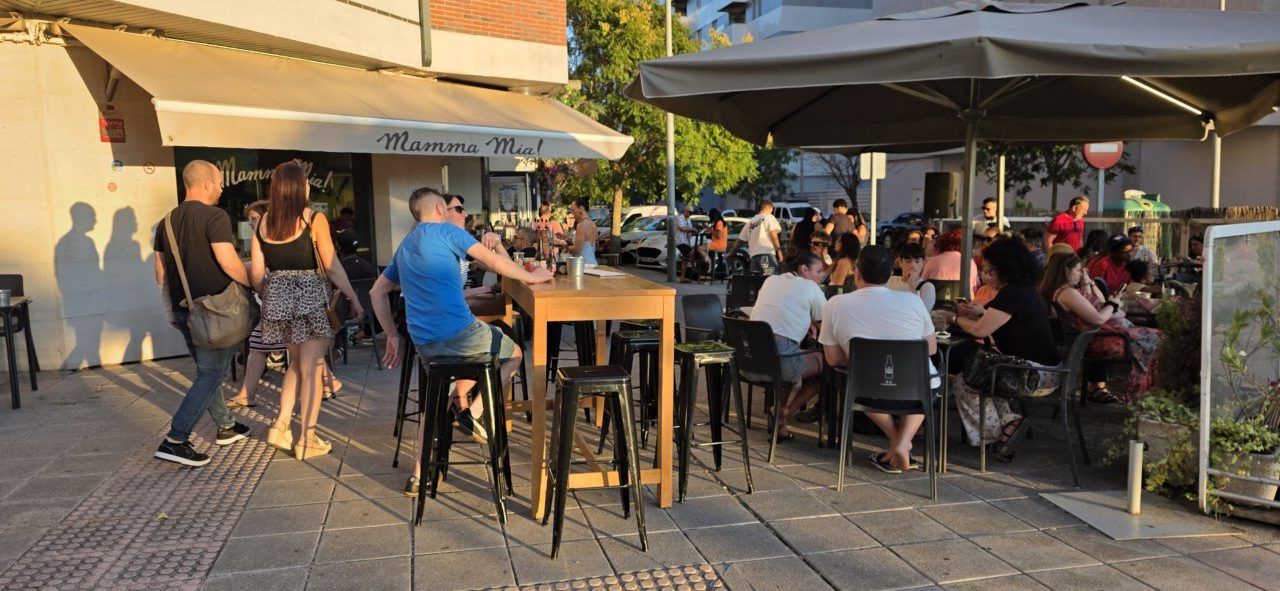 Celebración del décimo aniversario de la Pizzería Mama Mia con clientes y amigos.
