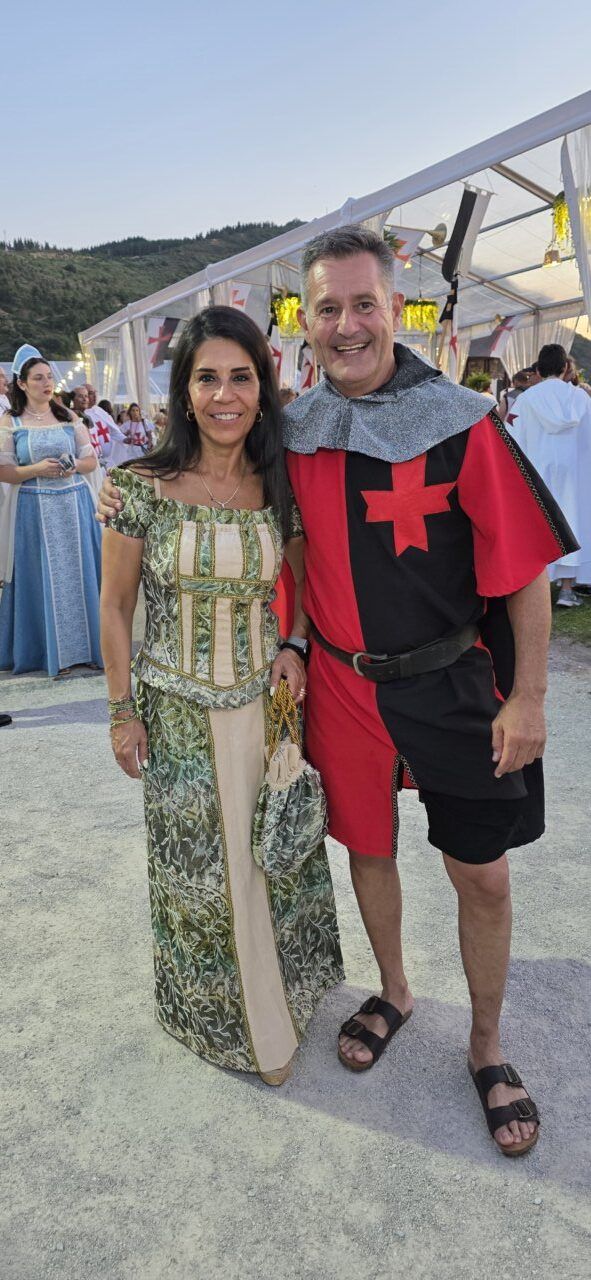 Pareja vestida con trajes medievales en la Noche Templaria de Ponferrada