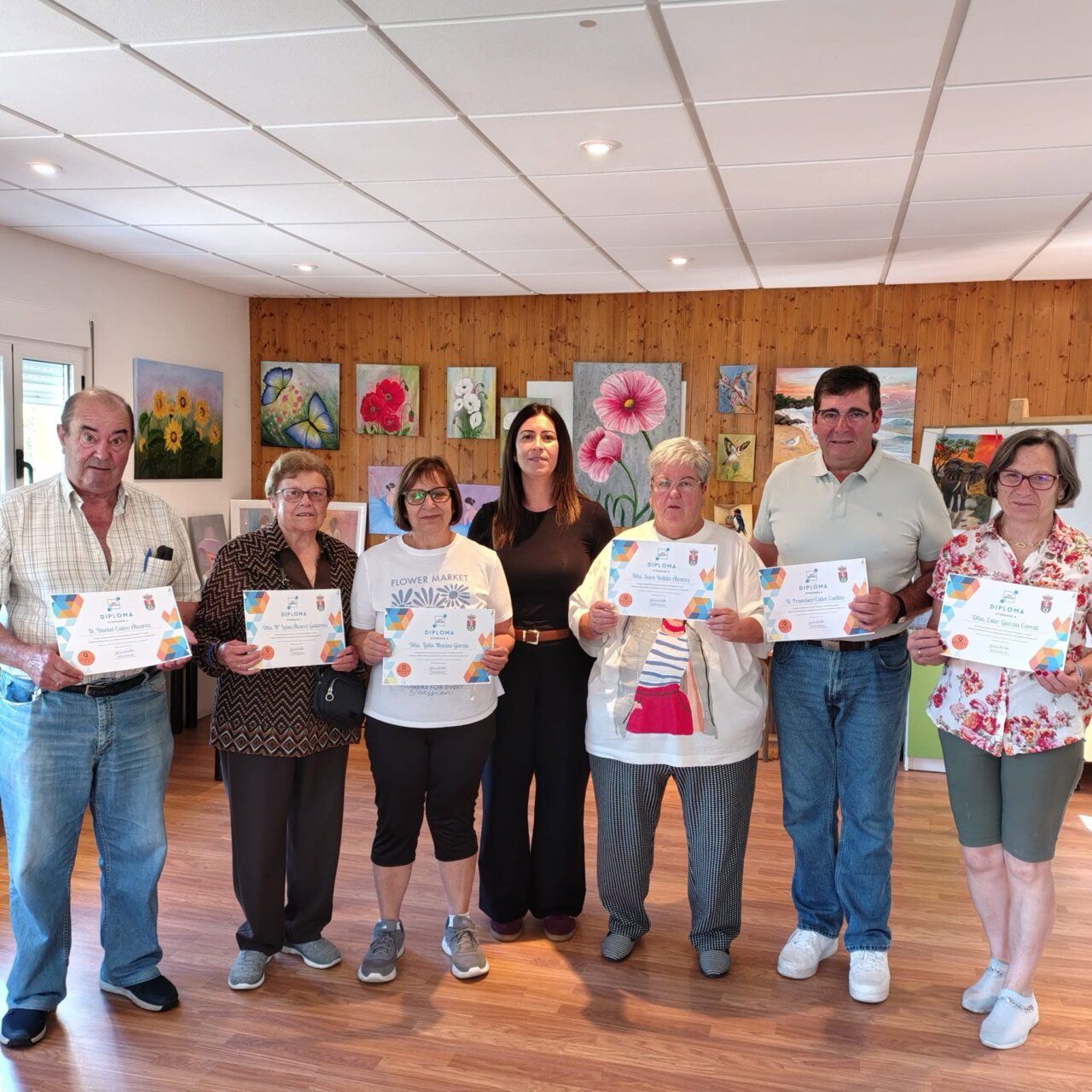 Grupo de personas sosteniendo diplomas en un evento de clausura en Cubillos del Sil
