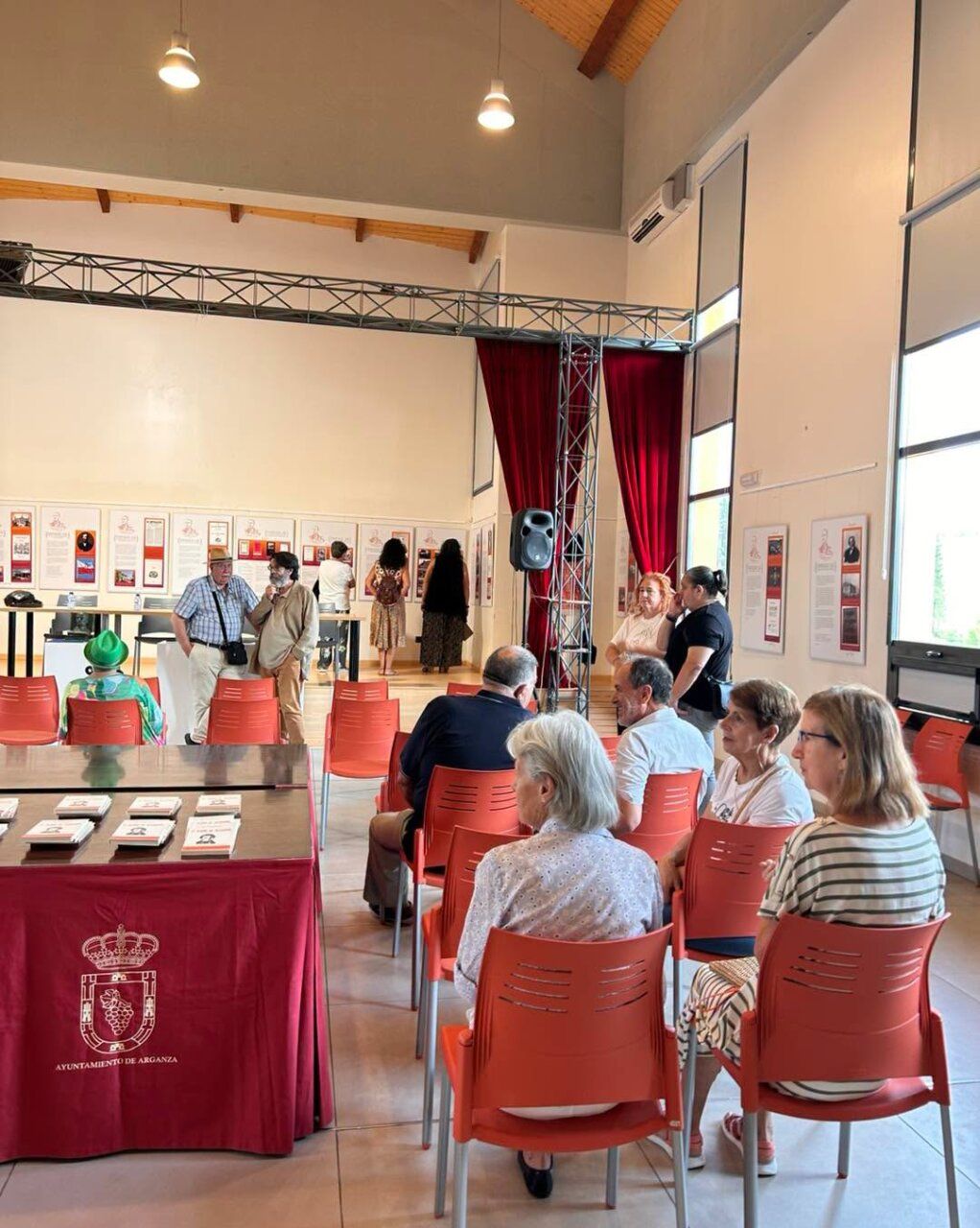 Asistentes a la exposición sobre El Señor de Bembibre en Arganza.
