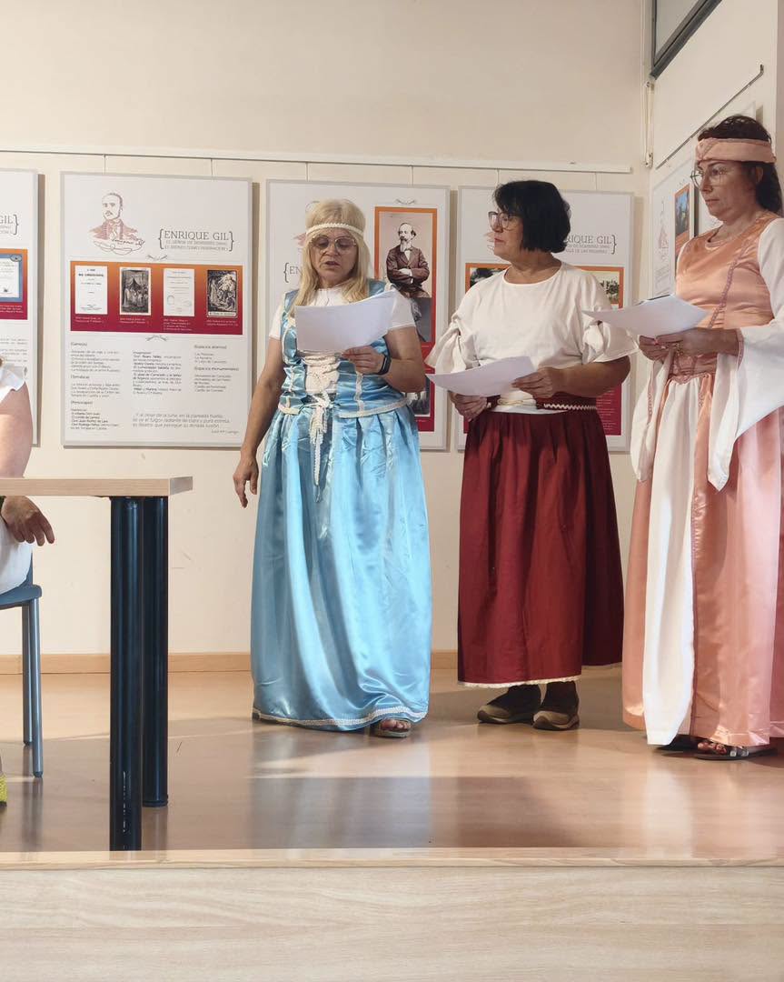 Actrices vestidas con trajes de época en una exposición