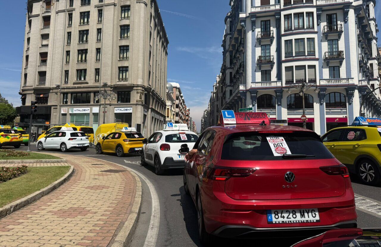 Protesta de autoescuelas en la calle con taxis y vehículos de aprendizaje