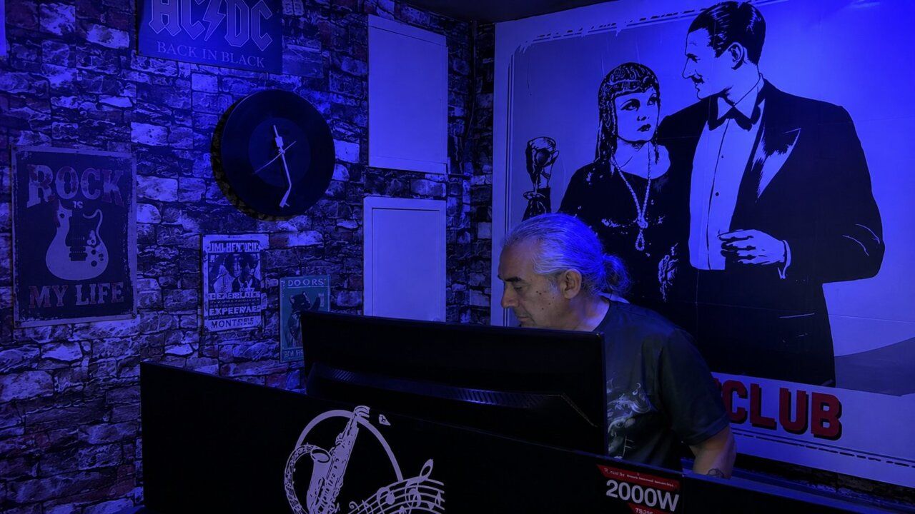 Interior del Lennon Club con decoración vintage y ambiente de rock.