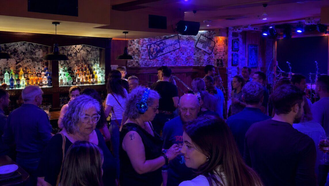 Inauguración del Lennon Club en Ponferrada con ambiente animado y decoración vintage.