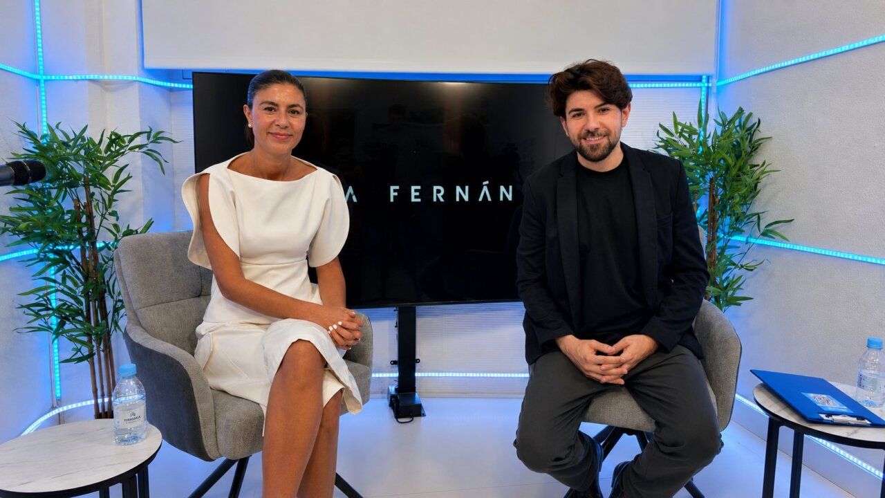 Silvia Fernández y un entrevistador en un set de televisión