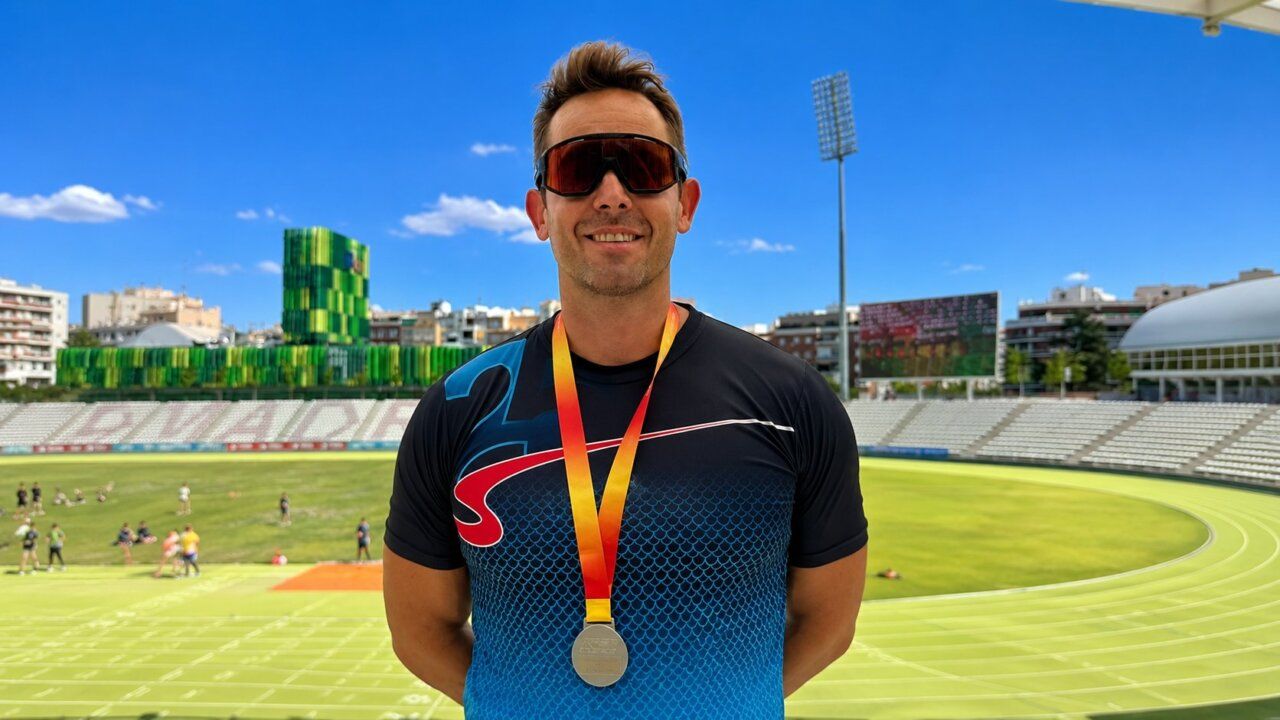 Alfredo Quintana posando con medalla en el campeonato de lanzamiento de peso