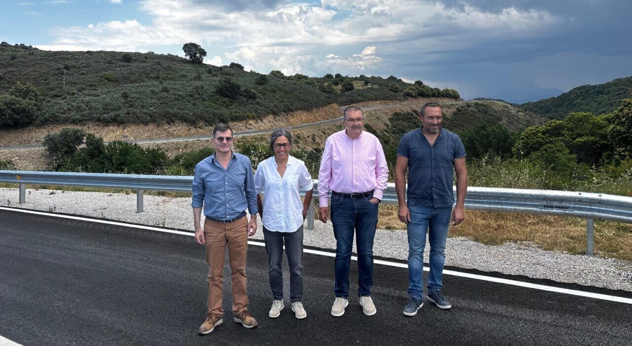 Inauguración de la mejora de la carretera en Corullón con cuatro personas