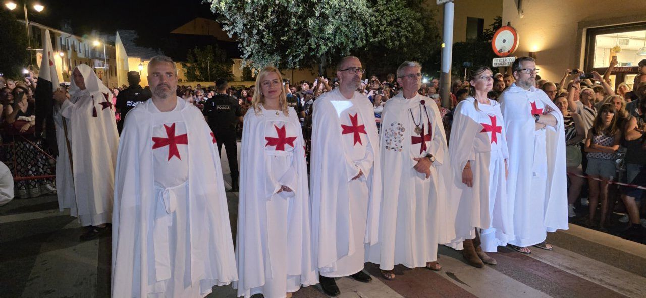 Participantes del Desfile Templario con capas blancas y cruces rojas