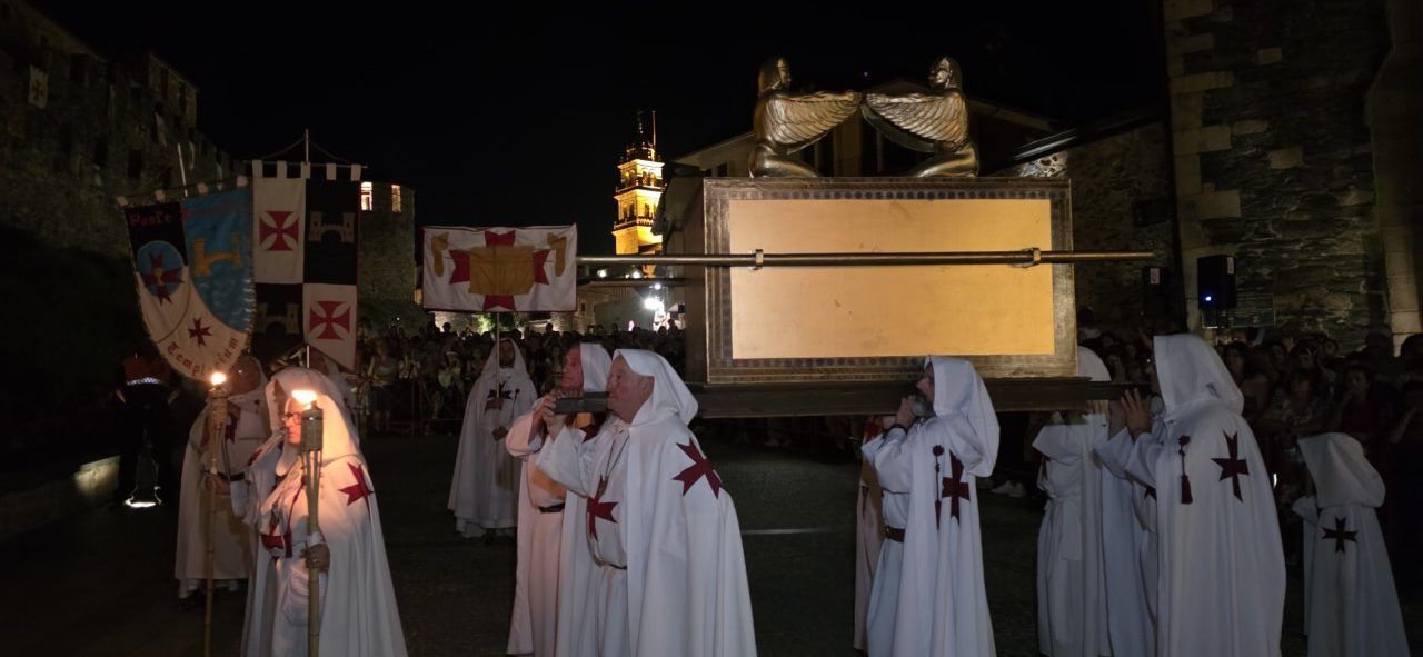 Participantes del Desfile Templario portando un arca en la noche