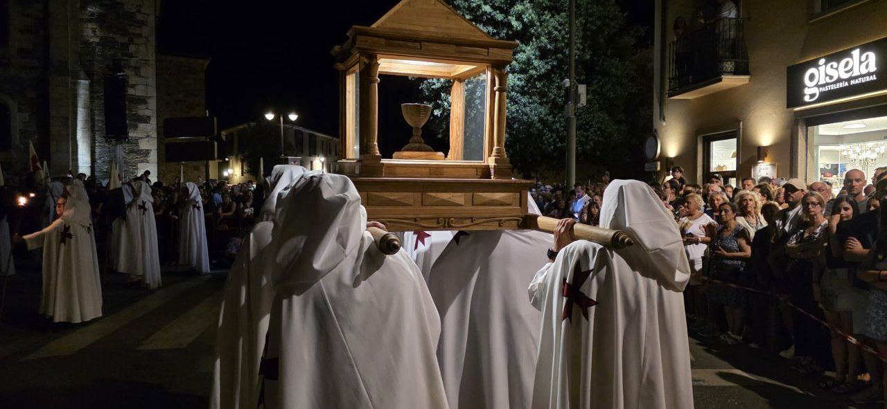 Participantes del Desfile Templario portando un arca en la noche