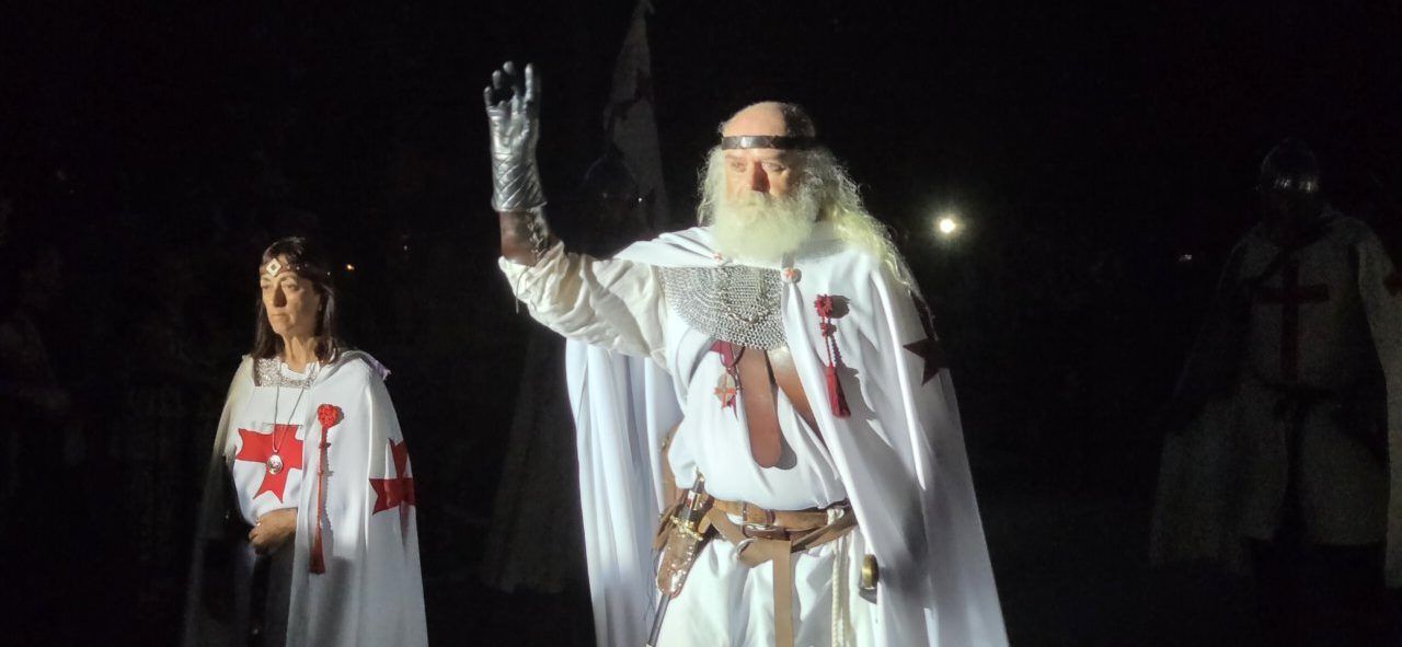 Participantes del Desfile Templario en una noche oscura