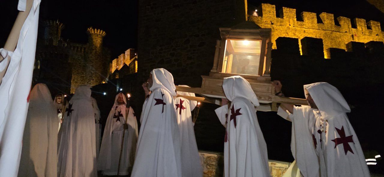 Participantes en el Desfile Templario portando una reliquia en la noche.