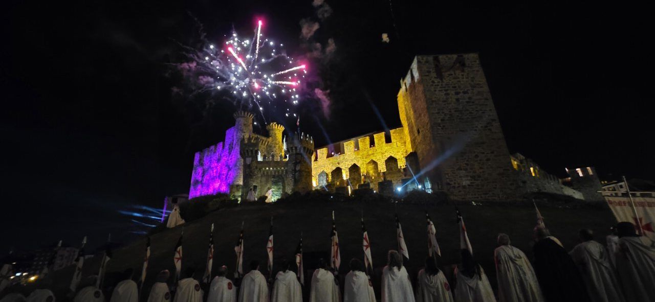 Desfile Templario con castillo iluminado y fuegos artificiales