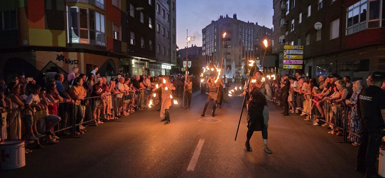 Participantes del desfile templario con antorchas en la noche