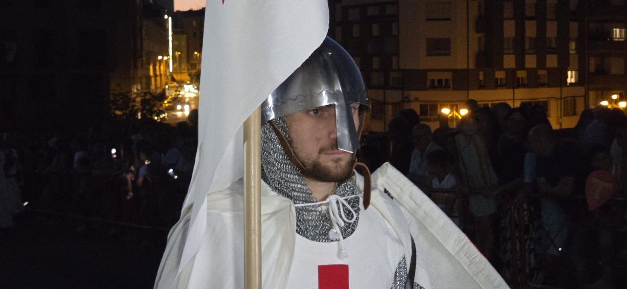 Participante del Desfile Templario con armadura y estandarte