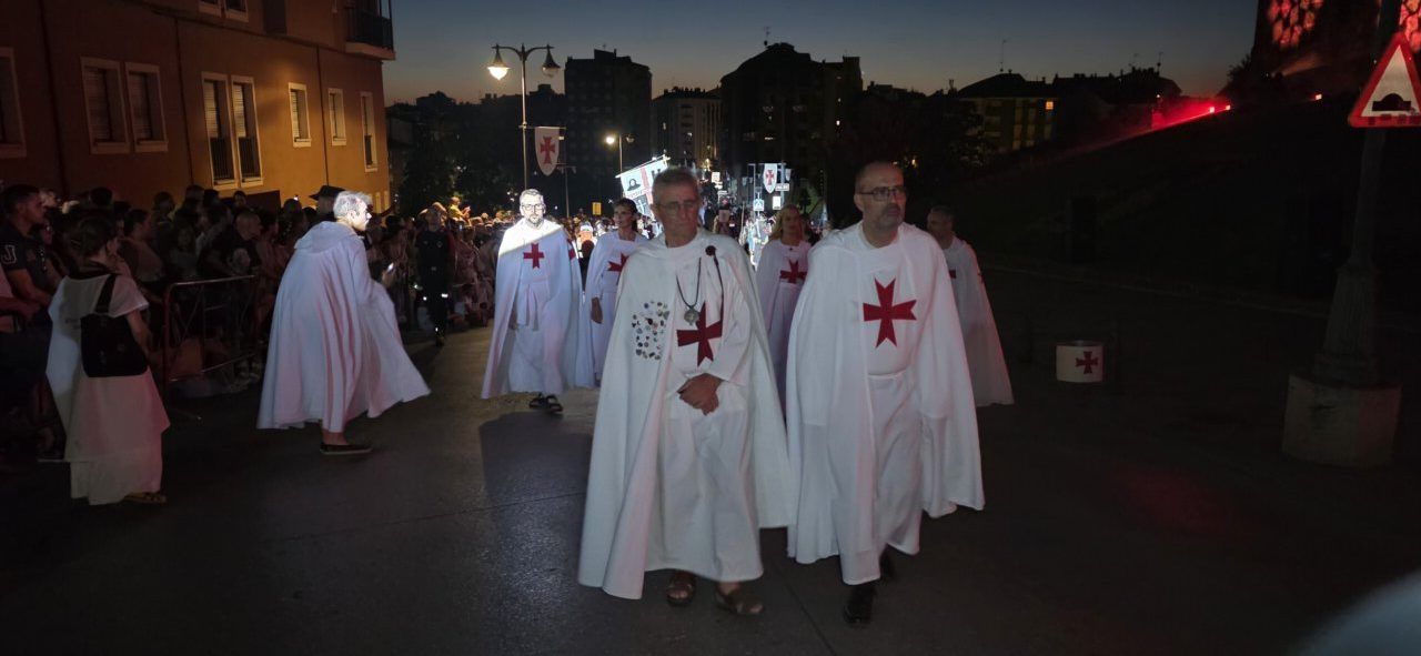 Participantes del Desfile Templario con capas blancas y cruces rojas
