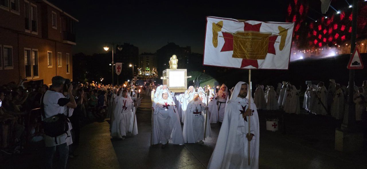 Participantes del Desfile Templario en la noche con antorchas y estandartes.