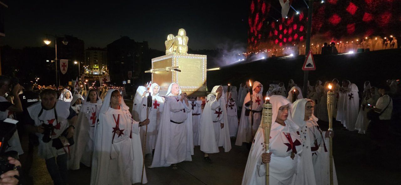 Participantes del Desfile Templario con antorchas y un arca dorada.