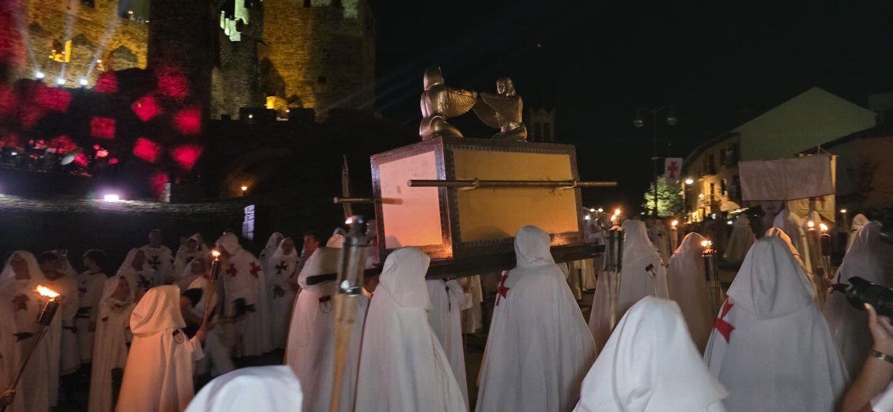 Participantes del Desfile Templario con antorchas y un arca dorada
