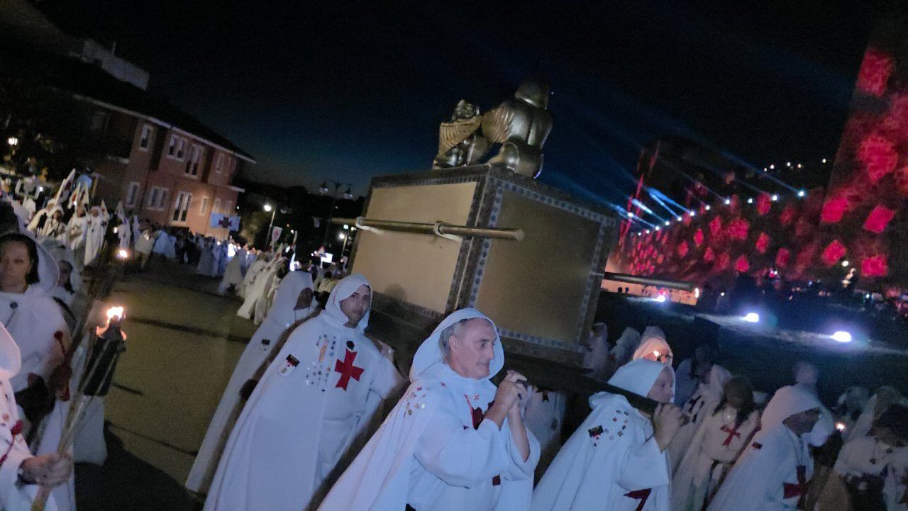 Participantes del Desfile Templario con antorchas en la noche