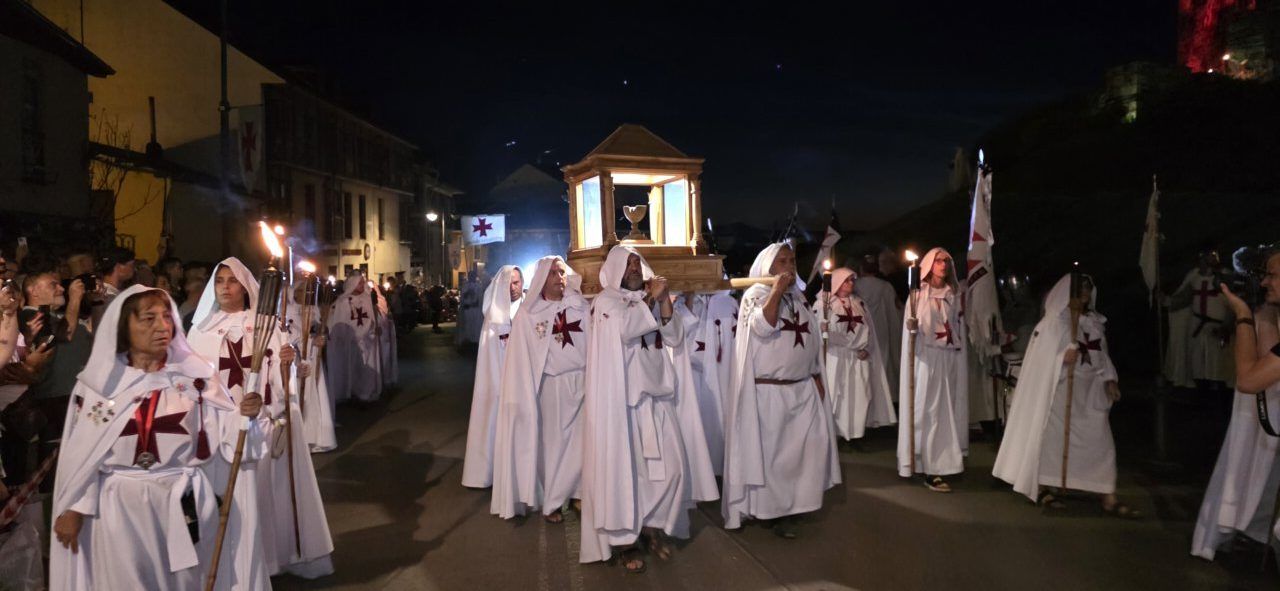 Participantes del Desfile Templario portando antorchas y un arca