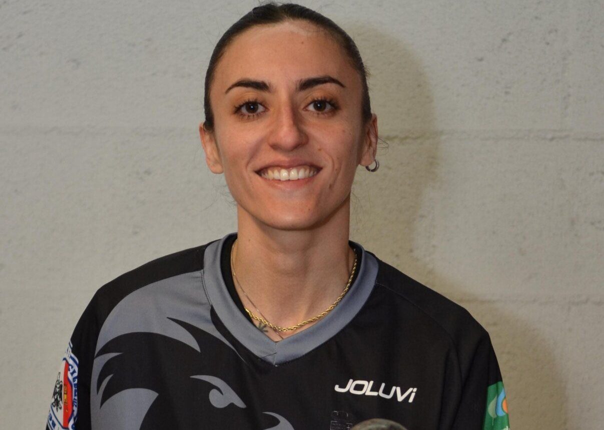 Fernanda Tapia, guardameta del Bembibre H.C., sonríe con su equipo.