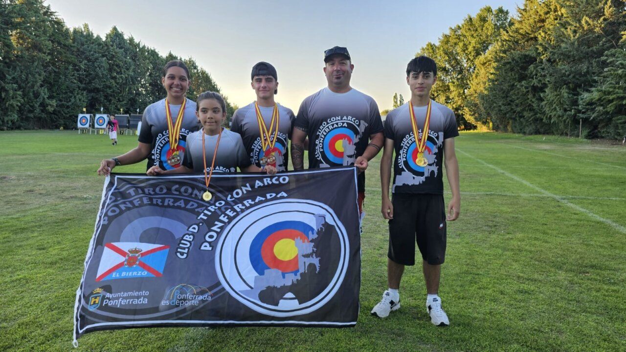 Grupo de arqueros de la Escuela Municipal y CTA Ponferrada con medallas