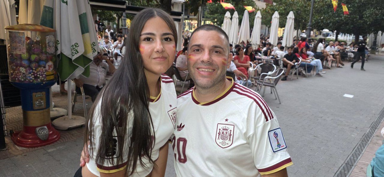Aficionados animando en la Plaza Fernando Miranda durante el partido España-Bélgica