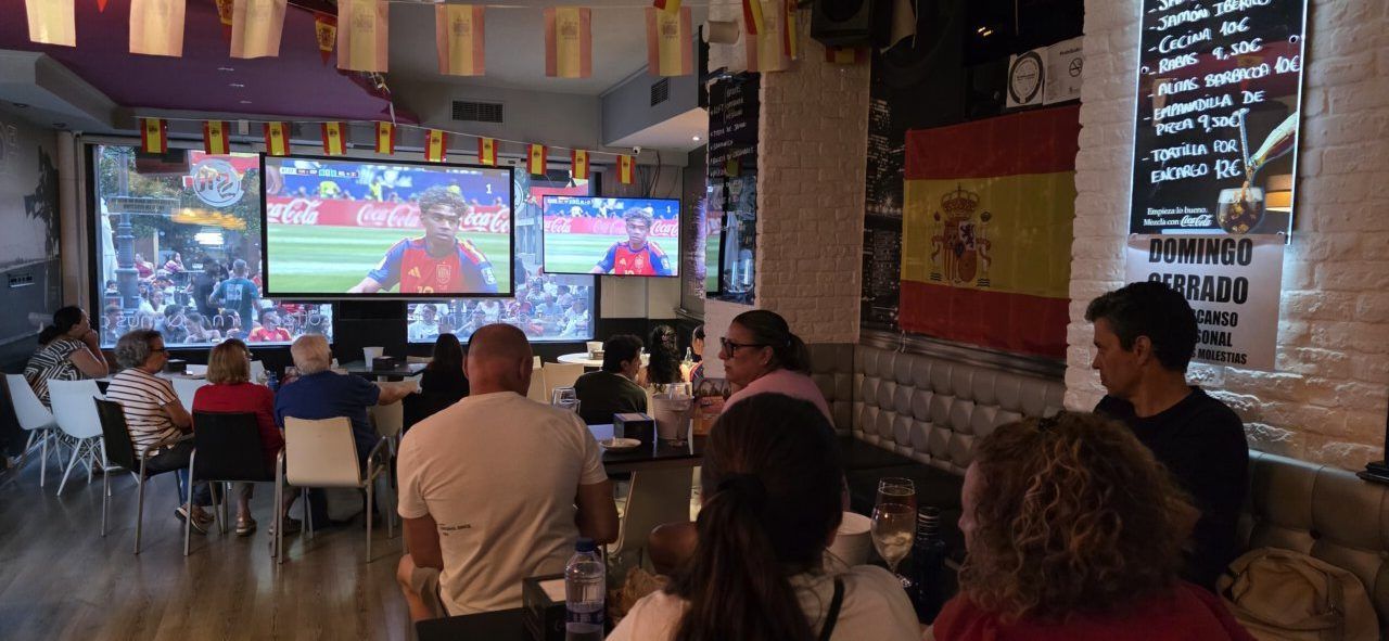 Aficionados viendo el partido España-Bélgica en un bar