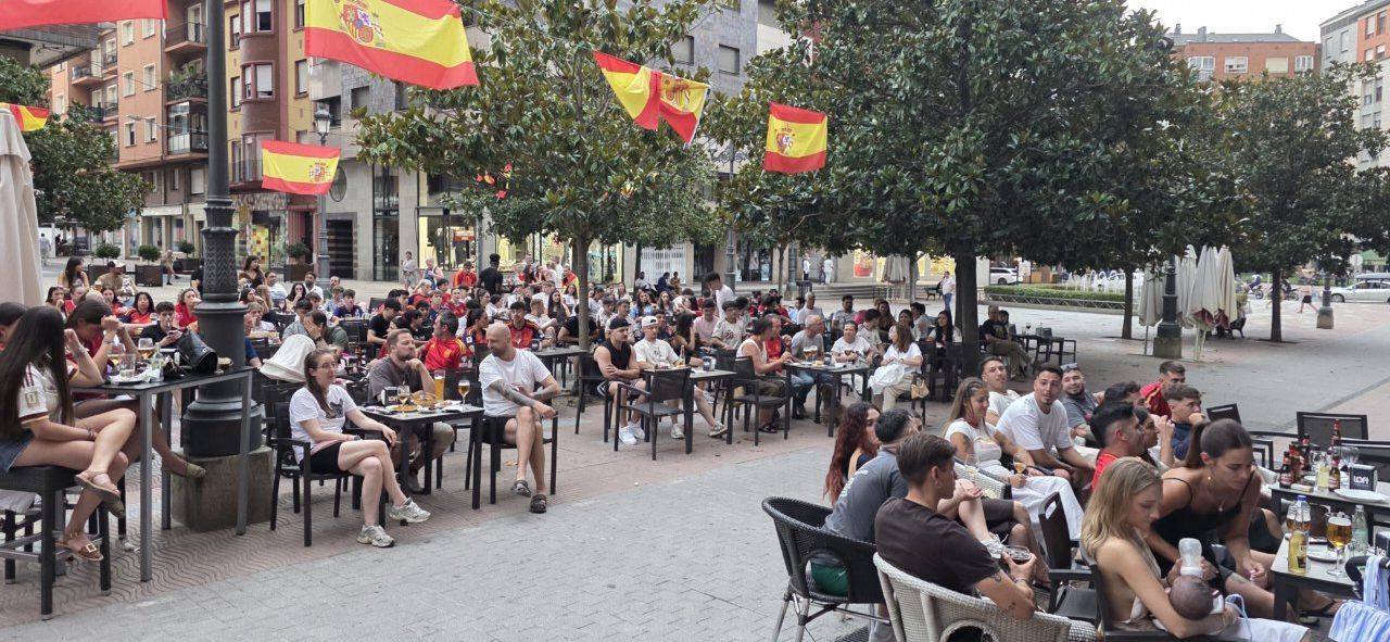 Aficionados en la Plaza Fernando Miranda viendo el partido España-Bélgica.