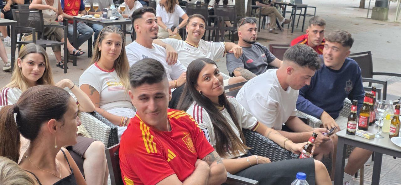 Aficionados animando en la Plaza Fernando Miranda durante el partido España-Bélgica.