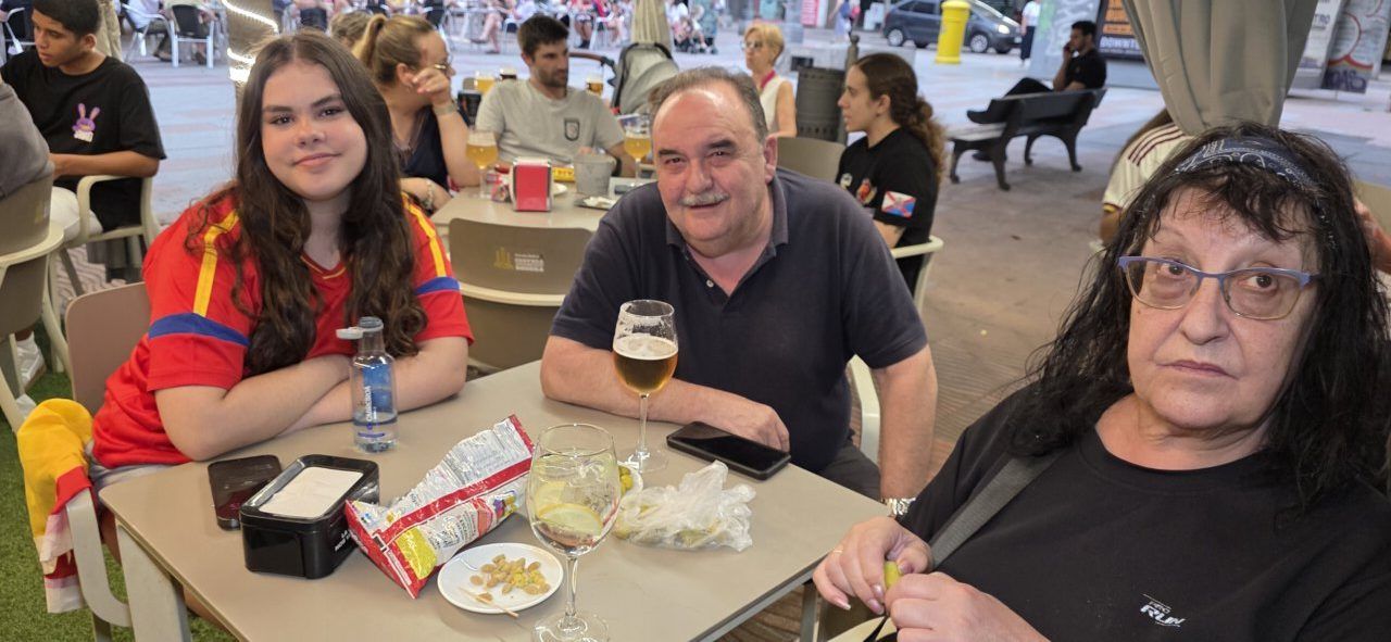 Aficionados en la Plaza Fernando Miranda durante el partido España-Bélgica