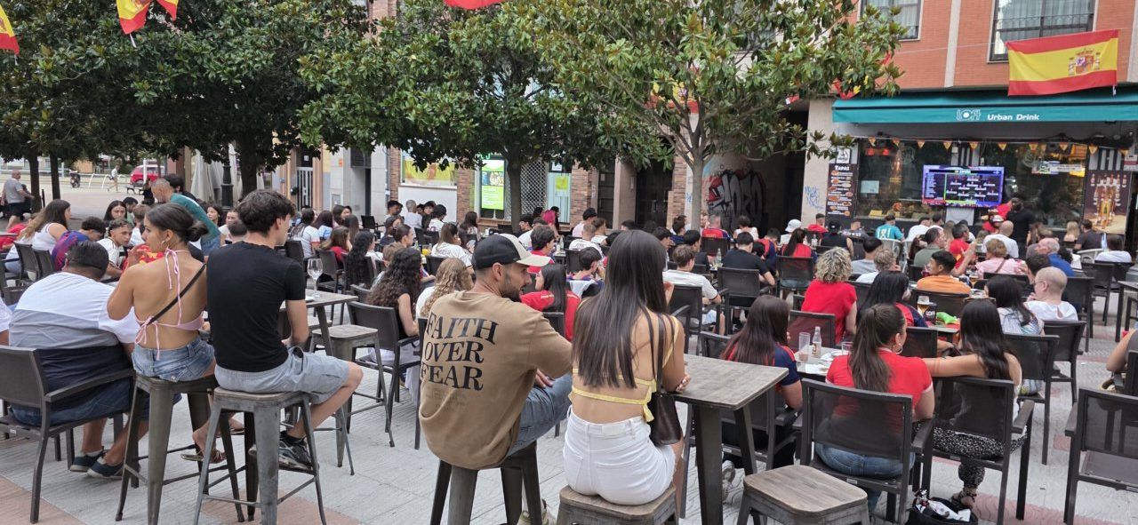 Aficionados en la Plaza Fernando Miranda viendo el partido España-Bélgica.