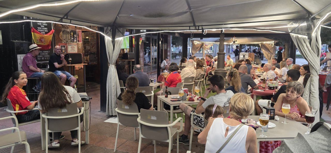 Aficionados en la Plaza Fernando Miranda viendo el partido España-Bélgica