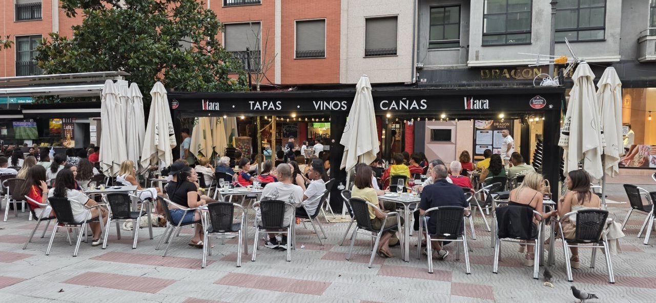 Aficionados en la Plaza Fernando Miranda viendo el partido España-Bélgica.