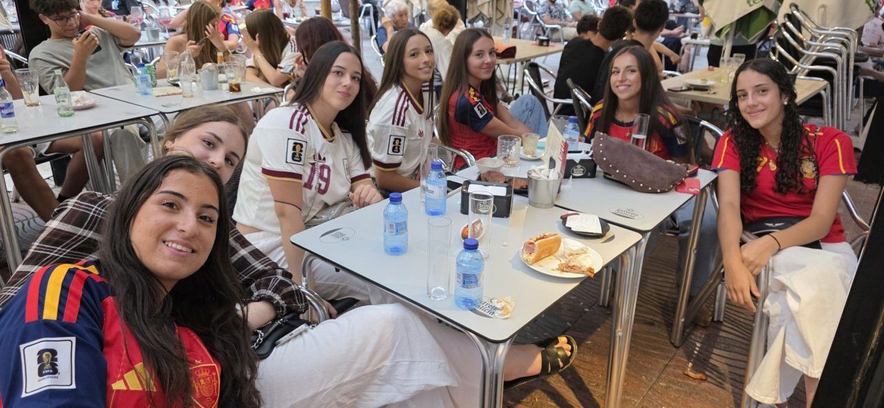 Grupo de aficionados en la Plaza Fernando Miranda durante el partido España-Bélgica