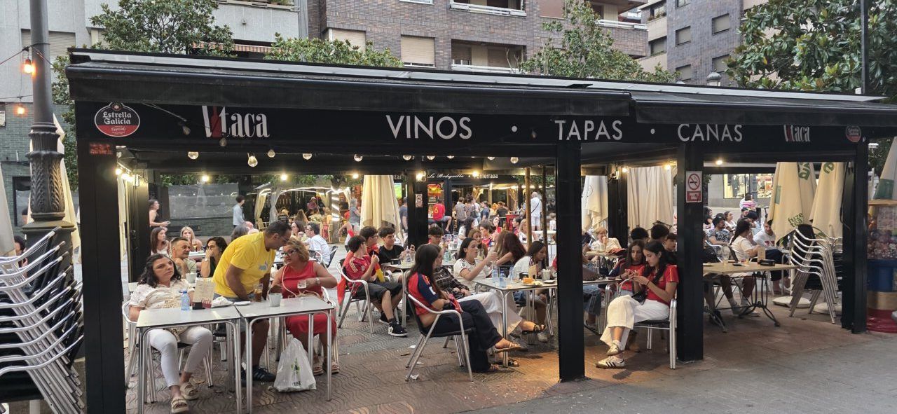 Aficionados en la Plaza Fernando Miranda durante el partido España-Bélgica