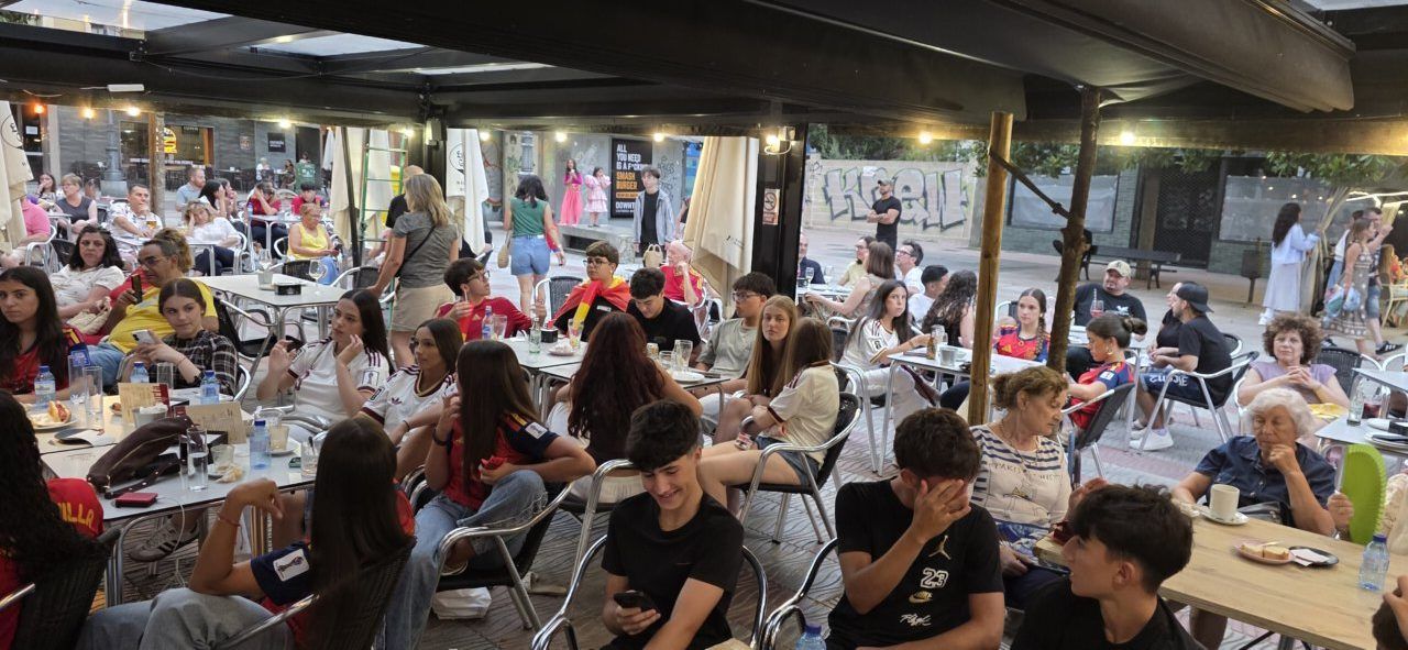 Aficionados en la Plaza Fernando Miranda viendo el partido España-Bélgica