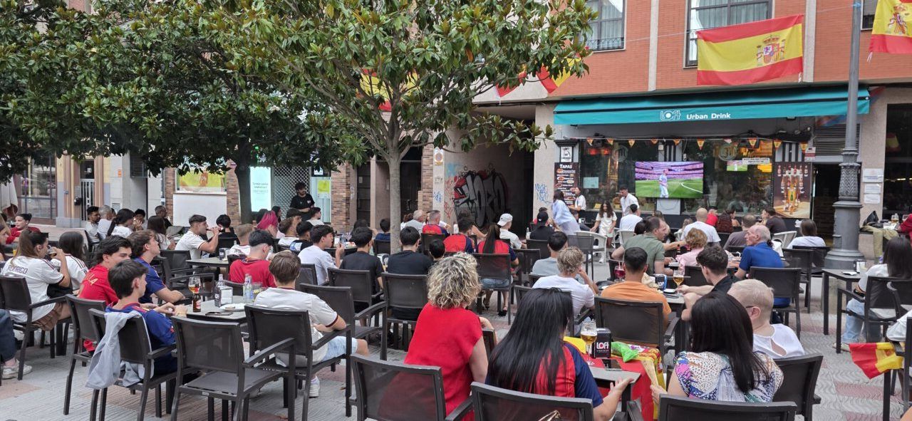 Aficionados en la Plaza Fernando Miranda disfrutando del partido España-Bélgica