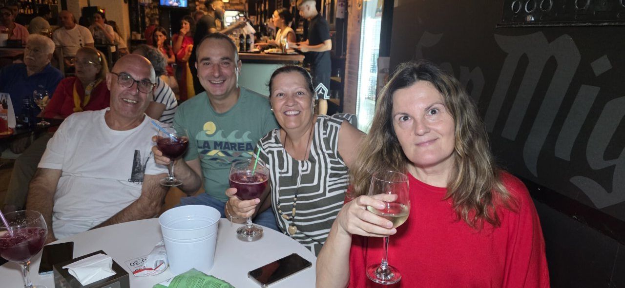 Aficionados celebrando en la Plaza Fernando Miranda durante el partido España-Bélgica.