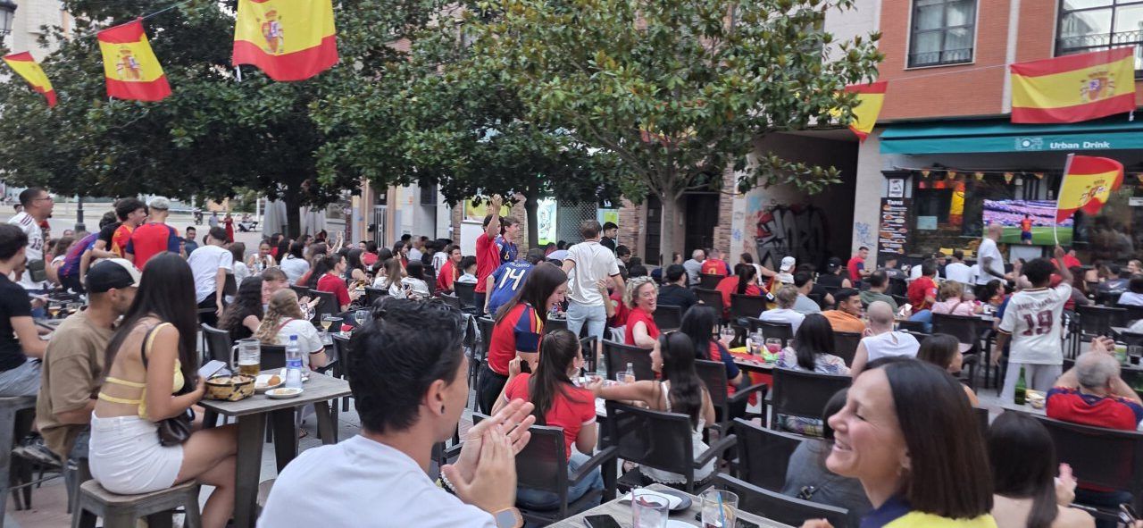 Aficionados animando en la Plaza Fernando Miranda durante el partido España-Bélgica