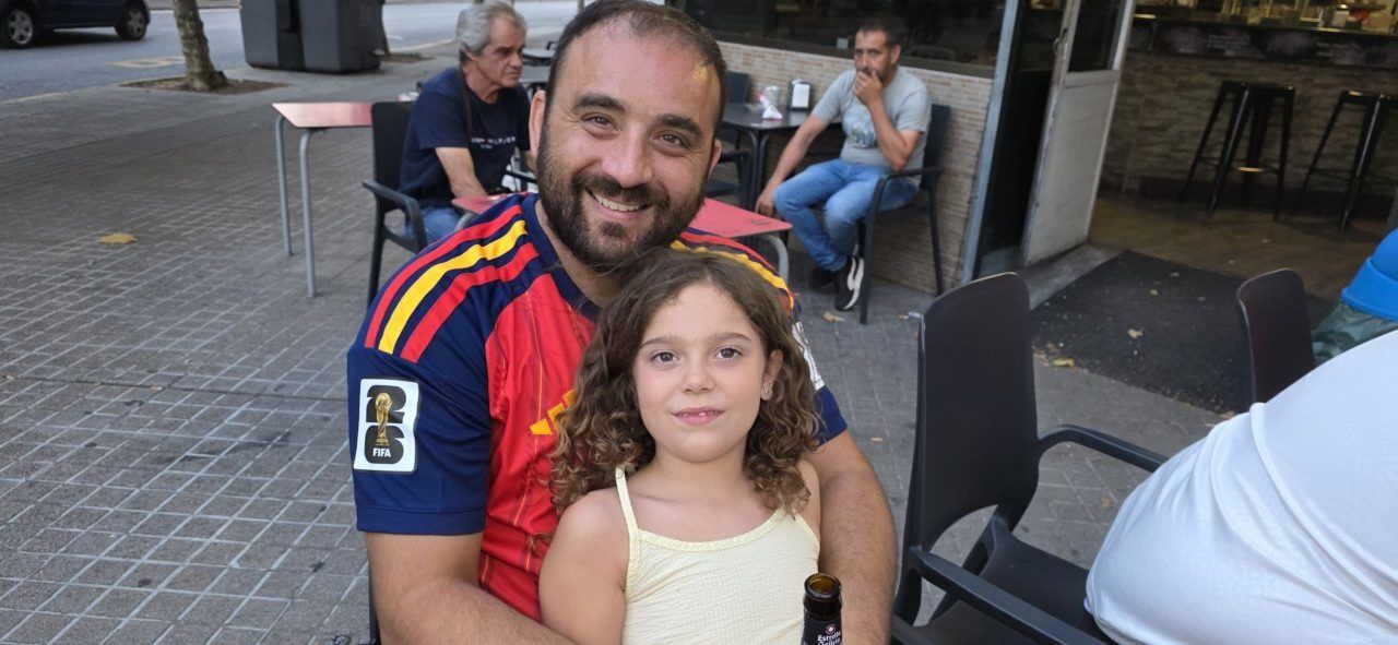 Aficionados en la Plaza Fernando Miranda durante el partido España-Bélgica