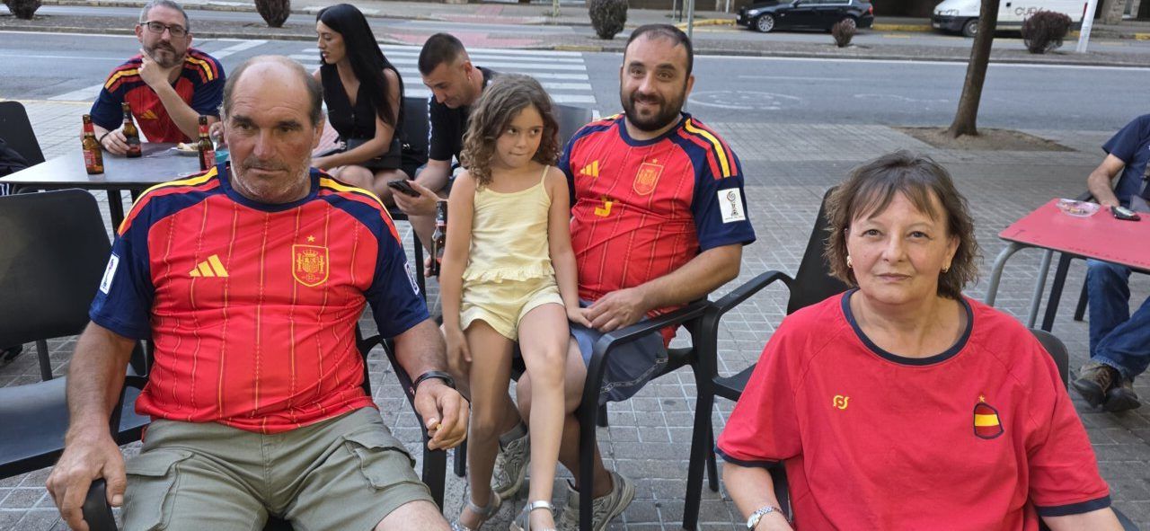 Aficionados en la Plaza Fernando Miranda animando a España en el Mundial