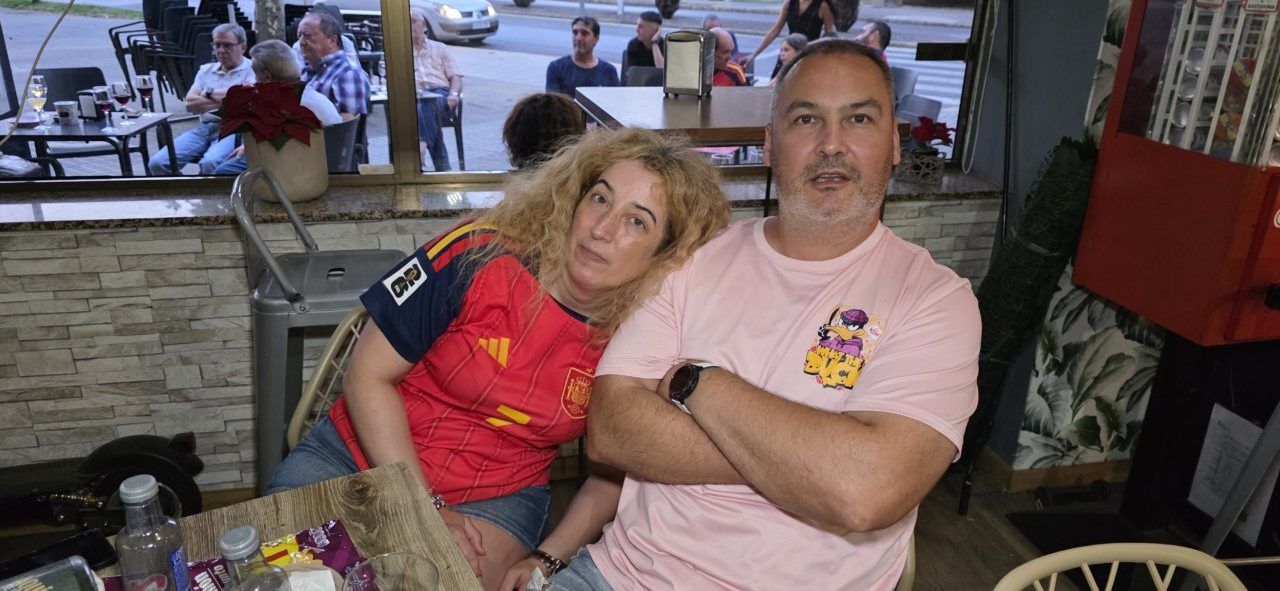 Aficionados disfrutando del partido España-Bélgica en un bar
