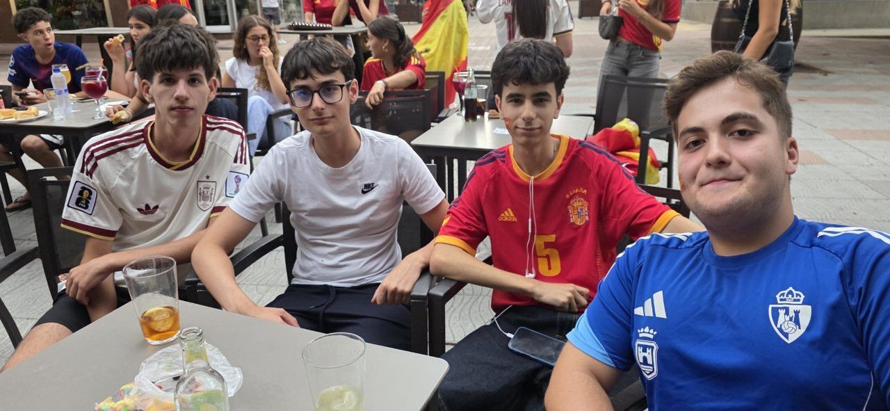Aficionados en la Plaza Fernando Miranda durante el partido España-Bélgica