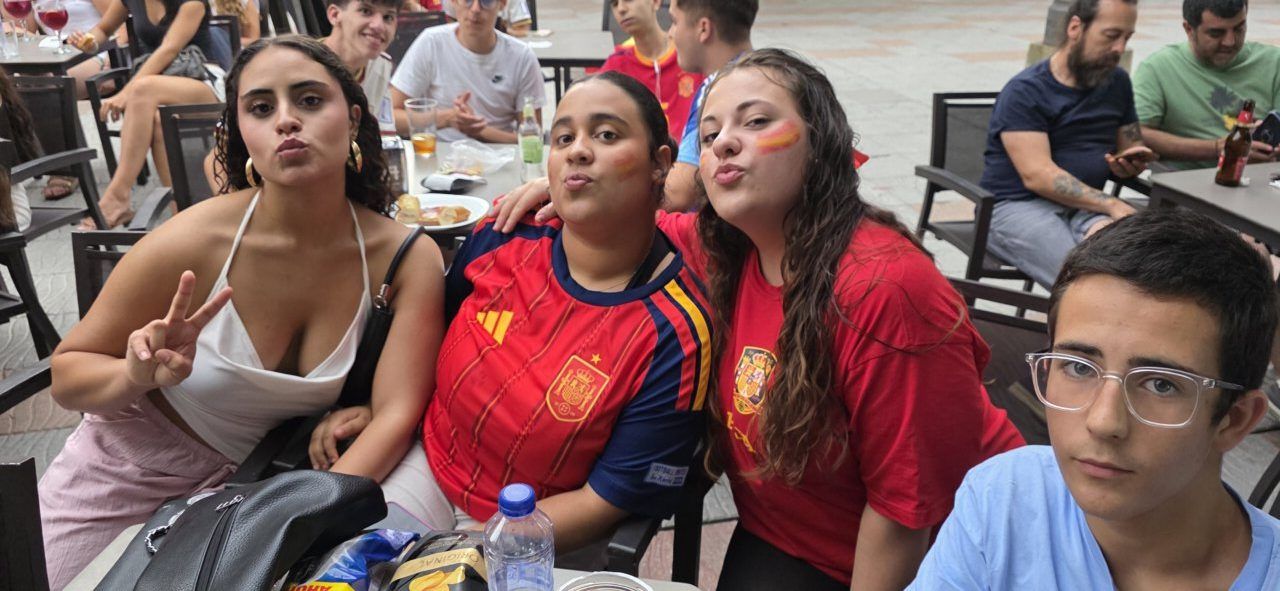 Aficionados animando en la Plaza Fernando Miranda durante el partido España-Bélgica