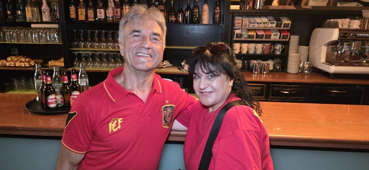 Aficionados en la Plaza Fernando Miranda durante el partido España-Bélgica