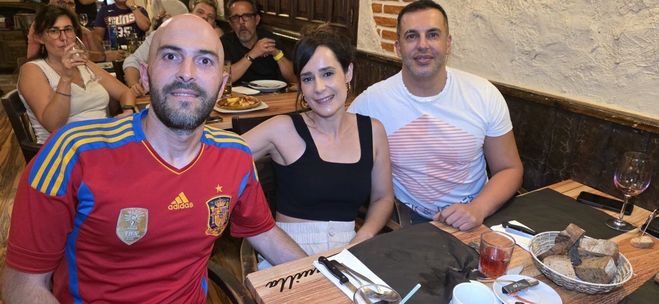 Aficionados en la Plaza Fernando Miranda durante el partido España-Portugal