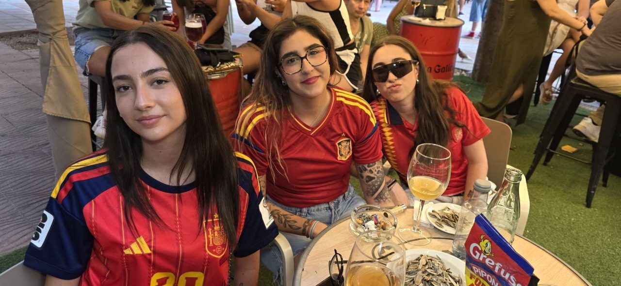 Aficionadas animando en la Plaza Fernando Miranda durante el partido España-Portugal